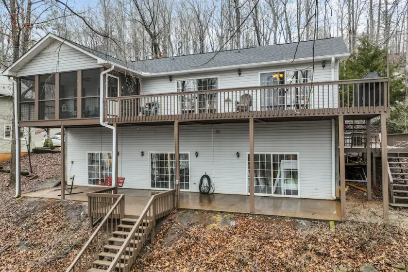 Lakefront 4BR w/ dock - lake toys, kayaks - Family summer fun! - Image 1