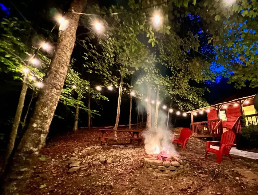 Cozy cabin getaway close to hiking, skiing, sightseeing, and Bristol! - Image 1
