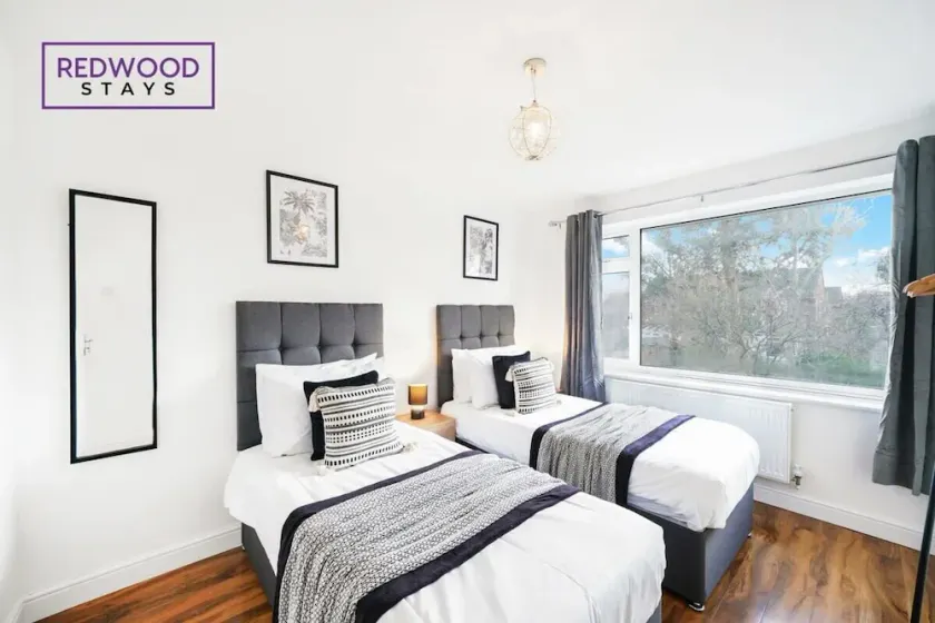 Cosy 3-Bedroom Serviced House with Free WiFi and Parking By Redwood Stays - Image 1