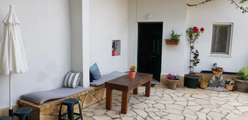Village House est une maison traditionnelle entièrement rénovée et autonome - Image 1