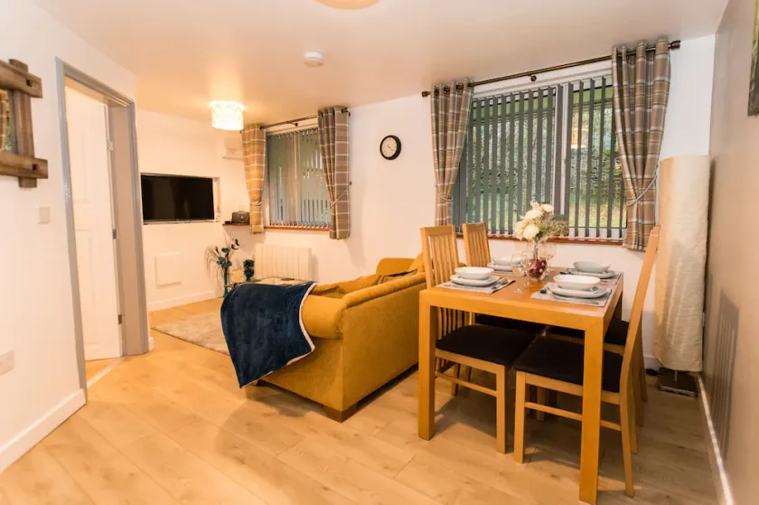 1 Bedroom Newton Apartment l Free Parking l Wigan Royal Infirmary l Haigh Hall l Central Location - Image 1