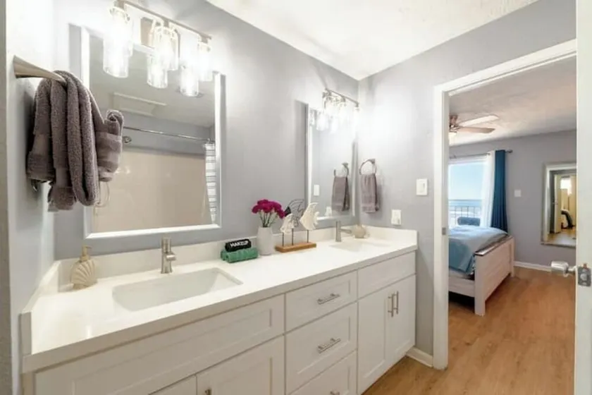 2-bedroom condo on Galveston Seawall. Steps to the beach  - Image 1