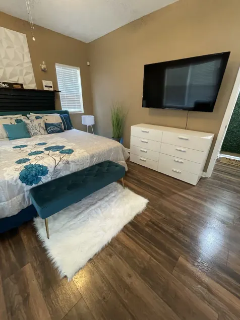 Williams Way Suites 8 Stylish suites with parking - Image 1