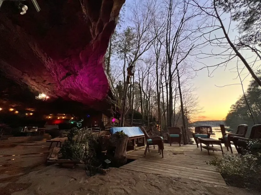 Lakefront Cave with Waterfalls,Firepits, and Outside Showers - Image 1