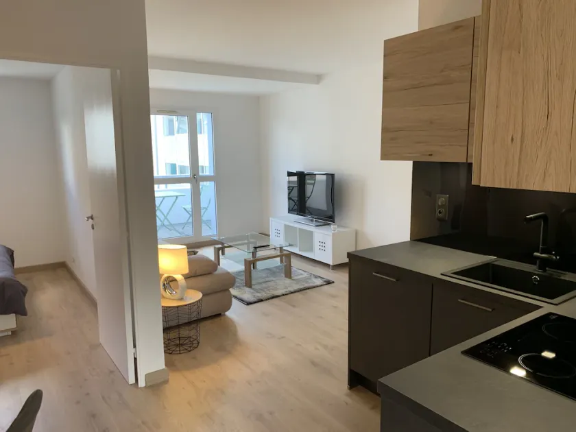 Very attractive, fully-furnished, luxury T2 apartment 5 minutes' walk from the center. - Image 1