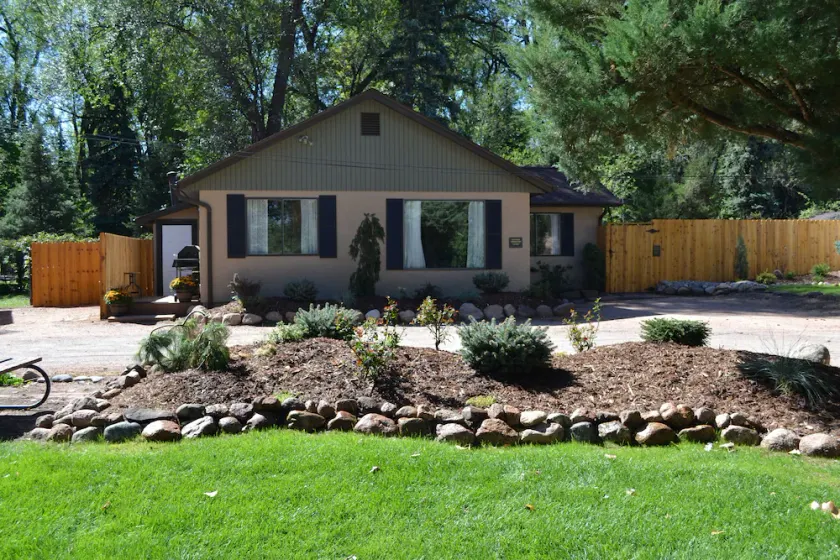 Modern, Fresh and Beautiful 2 Bedroom Cottage! - Image 1