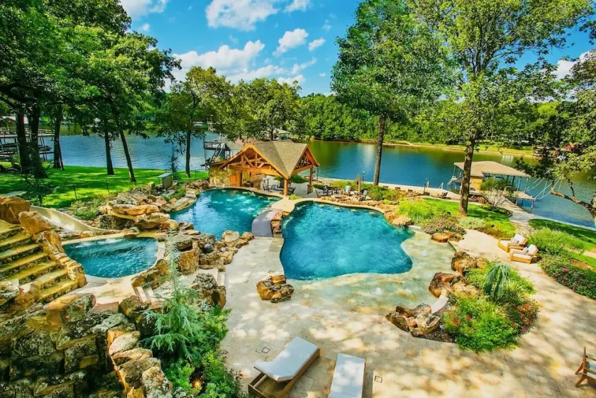 Gorgeous Resort-style Retreat on Cedar Creek Lake - Image 1