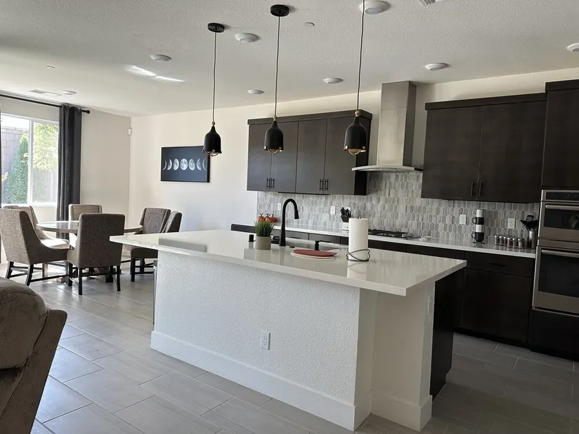 Cheerful & cozy 4 bedroom and 3.5 bath home. - Image 1