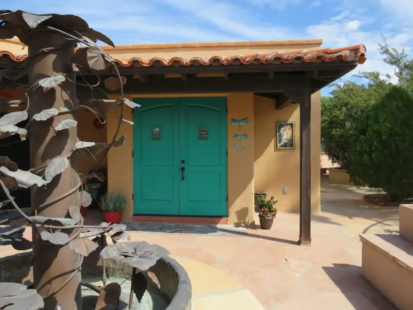 Damselfly Studio. Contemporary, comfortable retreat with gorgeous views near SNP - Image 1
