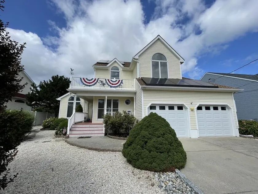 Single Family Home Steps to The Bay (3BR/2.5BA) Pool & Pet Friendly In The Villas! - Image 1