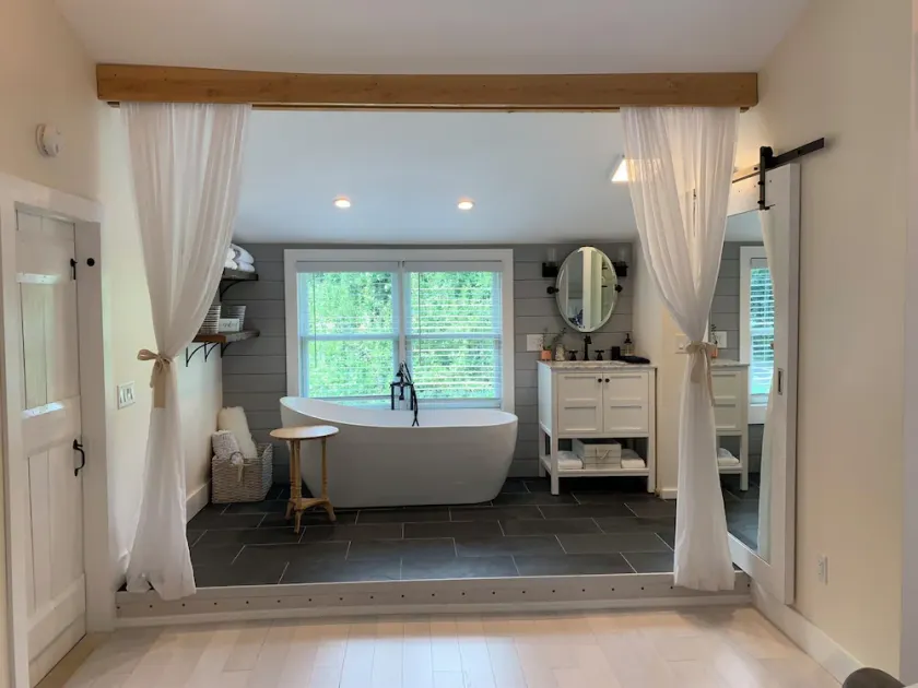 5 bed 2Bath fully remodeled farmhouse near Beaches, Portland, Airport & Hiking - Image 1