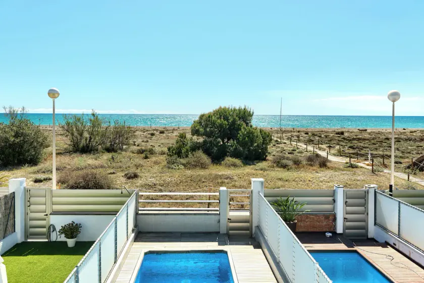 Beachfront house with private pool - Image 1
