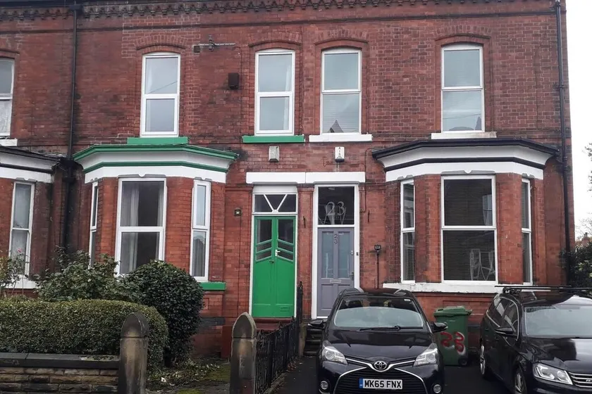 Grand 4-bed Quasi Semi House in Manchester - Image 1