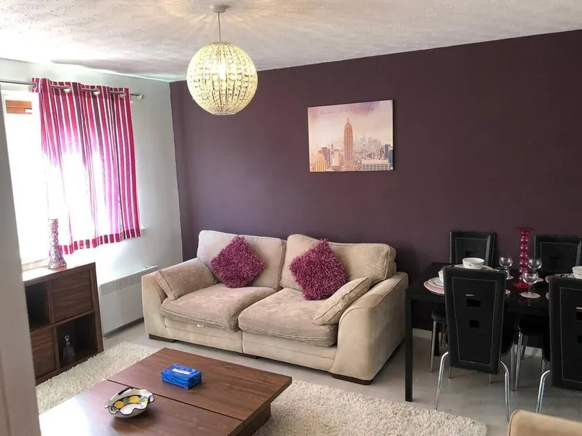 Stunning 2-Bed Serviced SelfCatering Apartment - Image 1