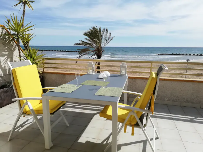 Lejlighed med stor terrasse og fantastisk udsigt til stranden og swimmingpoolen - Image 1