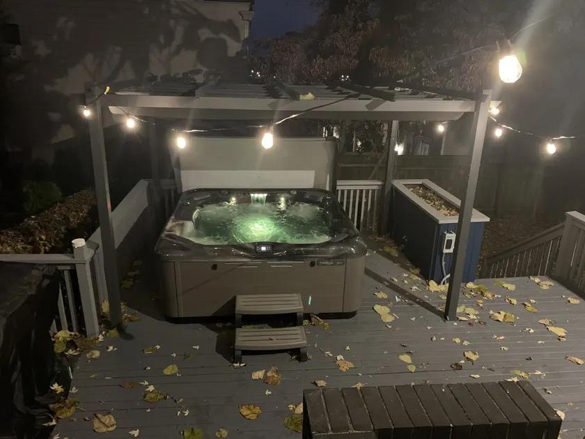 Clifton Scenic Lodge 3BR 2BA: Private Hot Tub, Spacious Patio, Offstreet Parking - Image 1