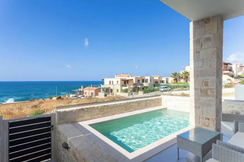 Lucia Beachfront Suite - Image 1
