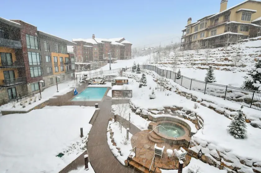 Ski-in/ski-out 2 Bedroom | Private Balcony! - Image 1