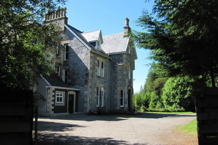 Large 11 bedroom, Scottish Highland Lodge Sleeping 18 - Image 1