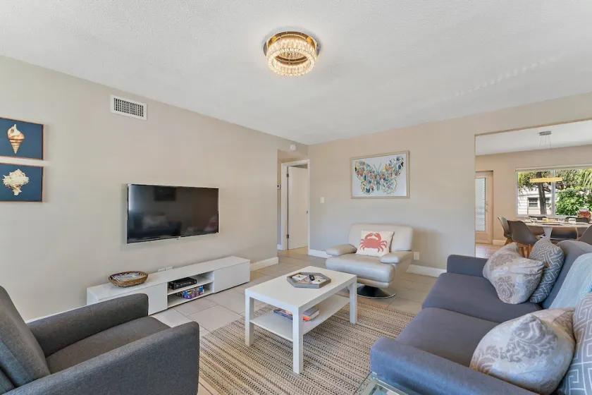 Fully Renovated Beach Condo in a Small Building - Image 1