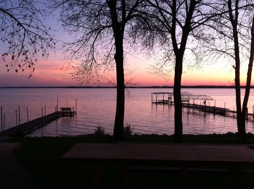 Dream sunsets from this two bedroom lakeside cabin - Image 1