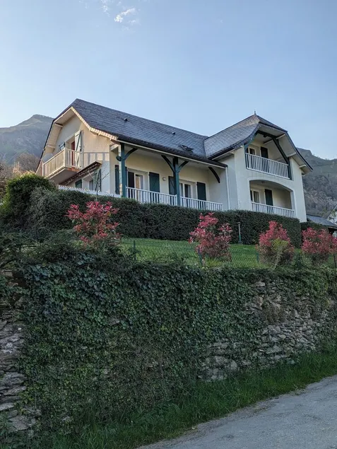 Large, comfortable house with exceptional mountain views - Image 1
