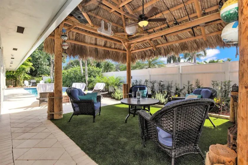 Großes 4/3 Haus - 7MIN WALK 2 BEACH! - LRG beheizter Privatpool, Tiki, Schlafmöglichkeiten für 10+ - Image 1