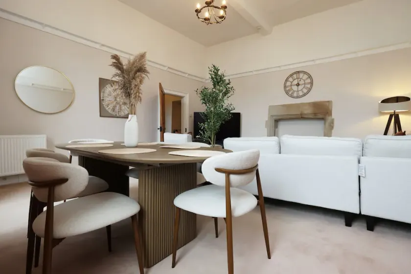 Spacious 3BR Flat in Cowbridge Centre - Image 1