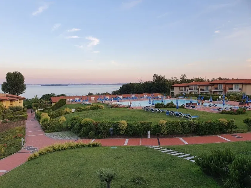 Stunning three-room lake view in a residence with three swimming pools and 36,000 m2 of greenery - Image 1
