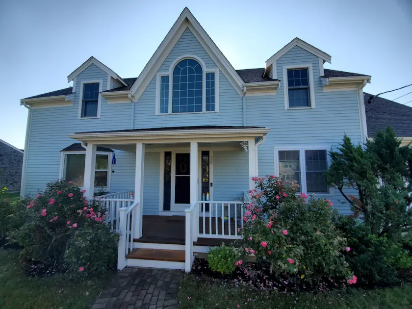 Family-Friendly Oceanfront Haven, 4 bed, 2 bath sleeps 10. EZ beach access w. AC - Image 1