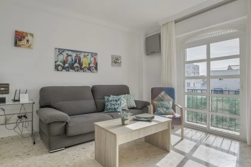 Apartment in City Centre with Balcony & Wi-Fi, Street Parking Available - Image 1