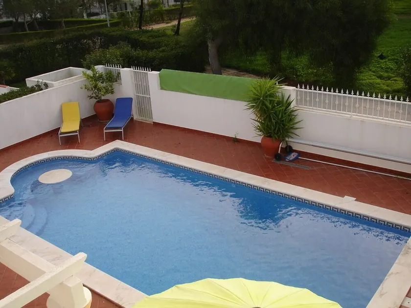 Splendida casa con 5 camere da letto e 4 bagni con grande piscina a pochi passi dalla spiaggia. - Image 1