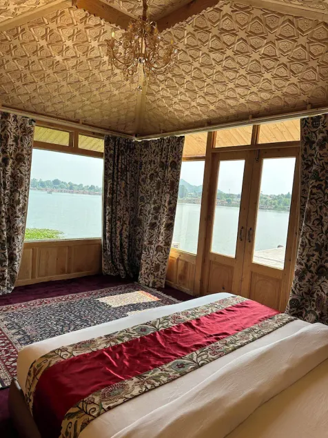 New York Houseboat - Image 1
