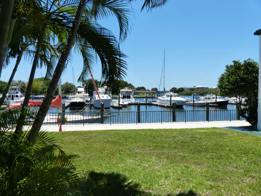 Right On Marina Waterfront - Svit 117 - 7150 N Tamiami Tail, Sarasota Florida - Image 1
