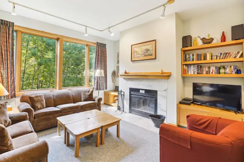 Highridge F2 Warm and Inviting 2 Bedroom Condo with Pool, Hot Tub, and Private Sauna - Image 1