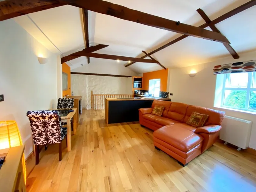 Upper Stables Apartment - 2 bed, first floor apartment in great location close to the sea. - Image 1