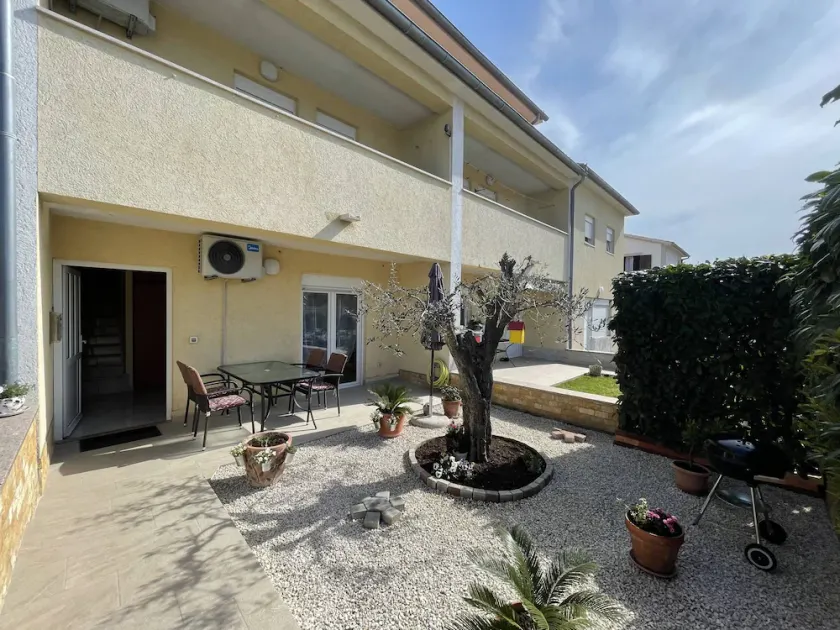 Apartment Malu is located  in a quiet neighborhood in Pula. - Image 1