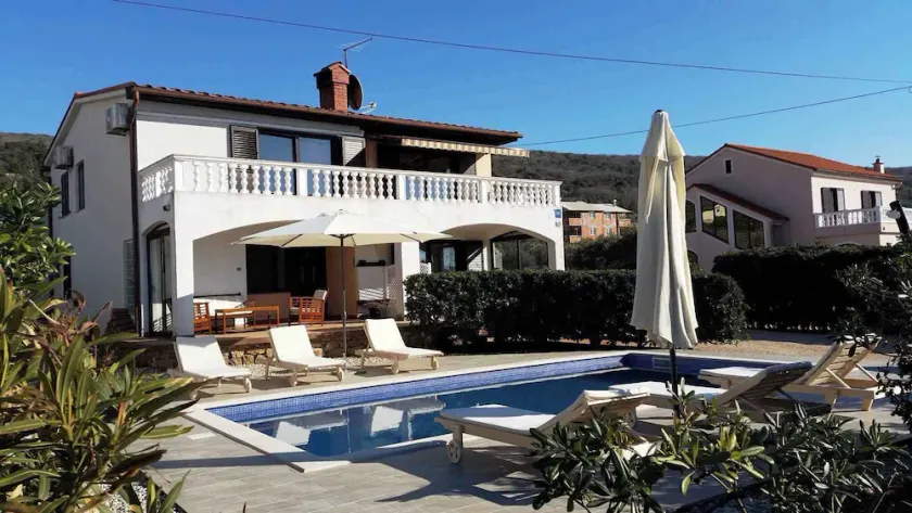 Holiday apartment with pool access and balcony - Image 1