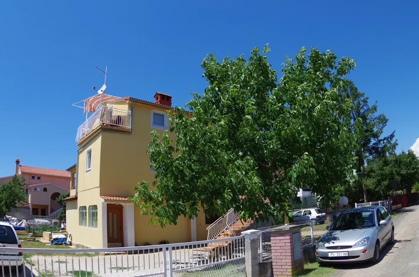 Holiday apartment in family house, 2 km from the beach, village Valbandon - Image 1