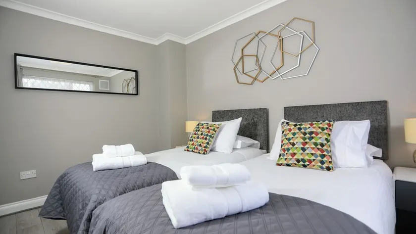 Hillingdon UB10 - Classic 3 Bedroom/ 2 Bathroom House - Image 1