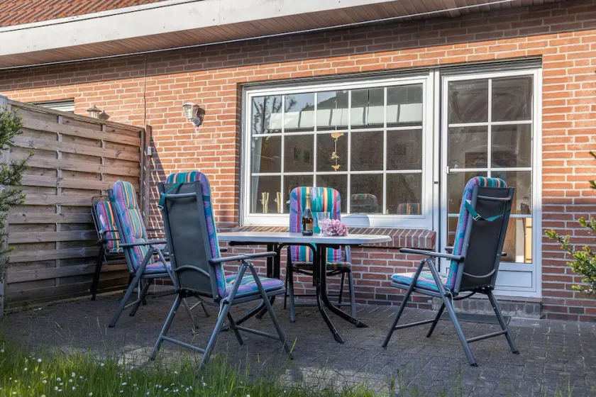 Time unwind: The townhouse is located behind the dike and has for d - Image 1
