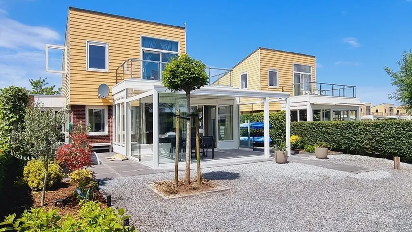 Beautiful holiday home with various extras such as an extended bedroom on the ground floor, veranda - Image 1