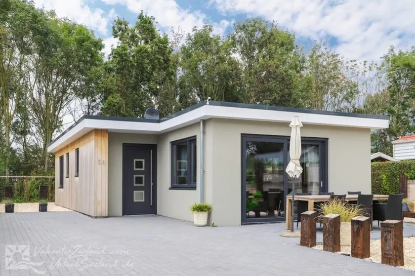 Stylishly furnished bungalow in Baarland - Image 1