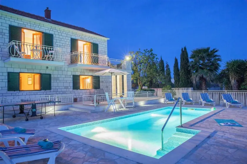 Spacious 4-BR Villa for 8, close to beaches, with private pool - Image 1