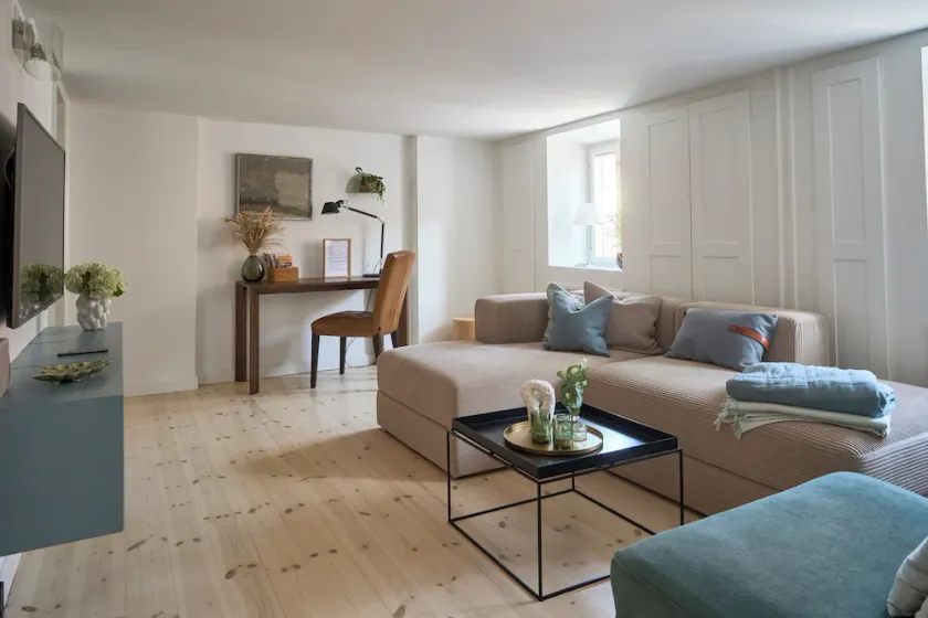 Perfect location, cosy and stylish and with one of the largest bathrooms i town - Image 1