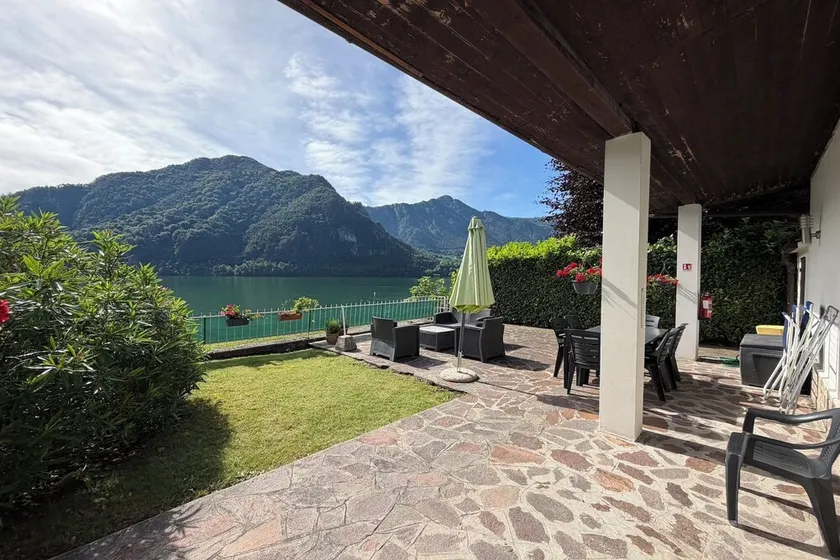 House by the lake with garden - Image 1