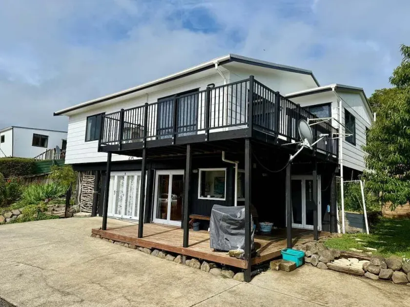 Comfy Raglan Base - Walk to Beach and Village - Roberts St - Family Home Upstairs - Image 1