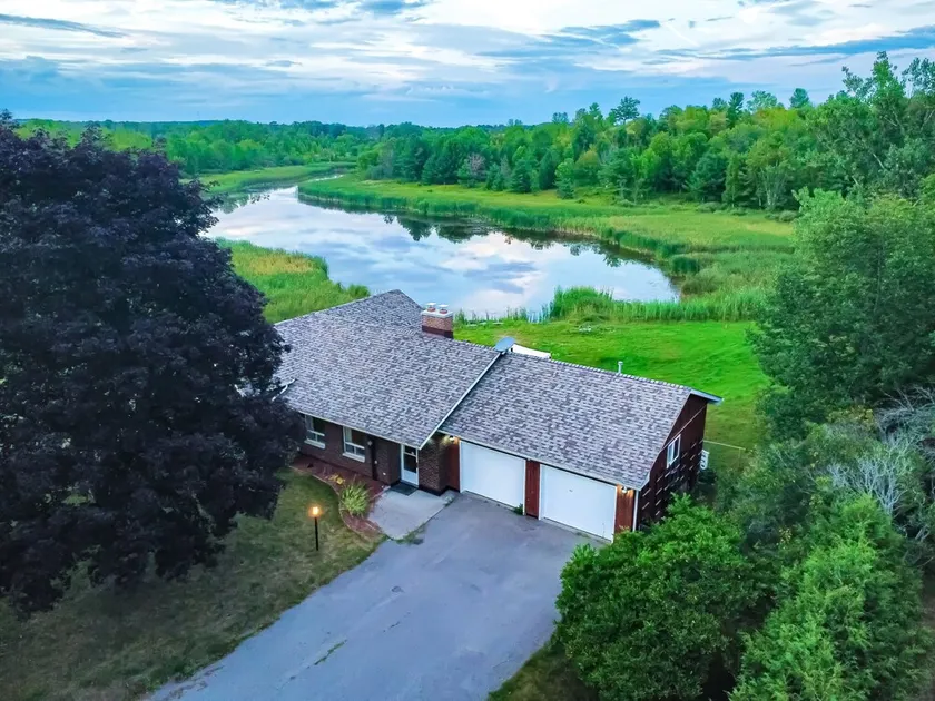 Beautiful private Lake Front Cottage for rent at Campbellford town - Image 1
