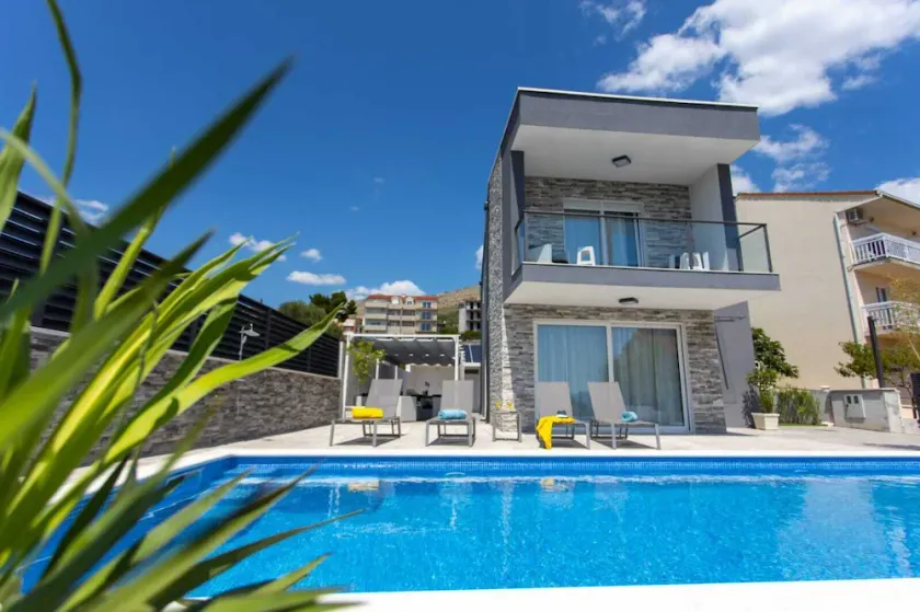 Villa Florentina with Heated Pool - Image 1
