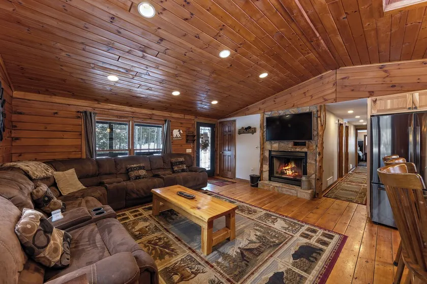 Log Home mins from Lake George, w/ heated salt water pool and hot tub! - Image 1